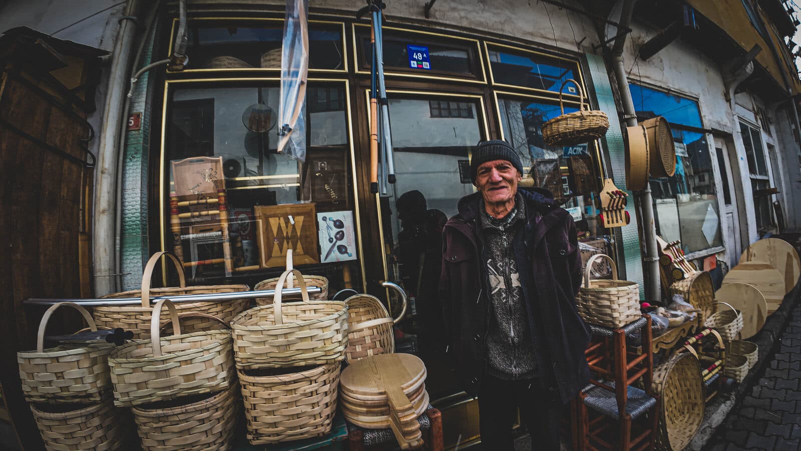 Sallıcı dükkânının önünde