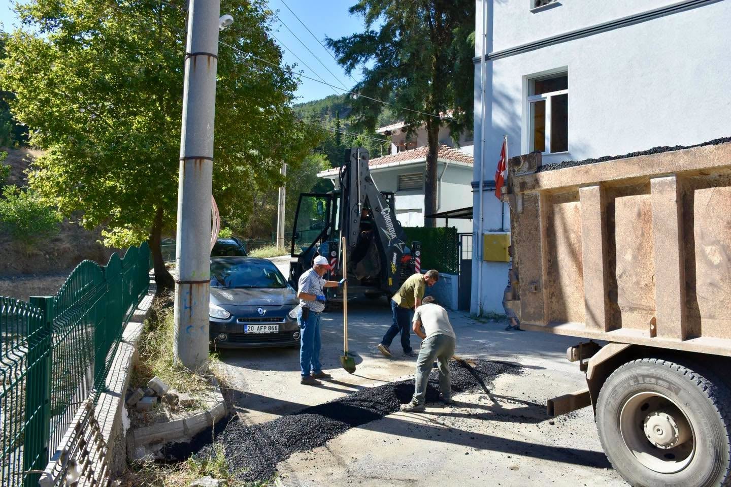 Altyapı kazılarından zarar gören asfalt yollarda onarım — fotoğraf 3