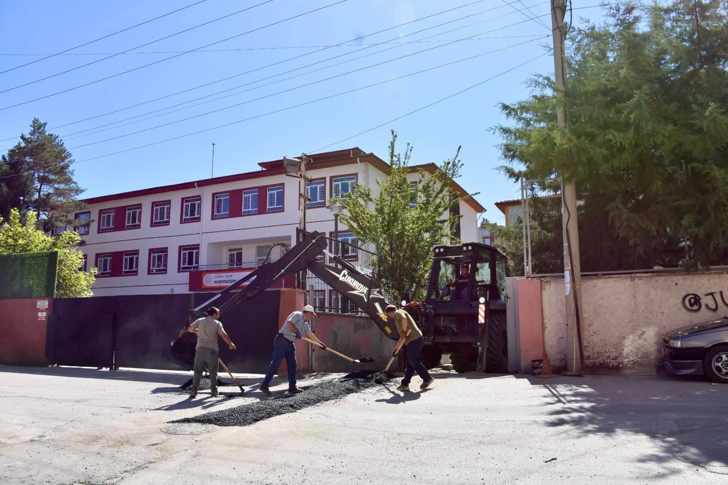 Altyapı kazılarından zarar gören asfalt yollarda onarım — fotoğraf 5