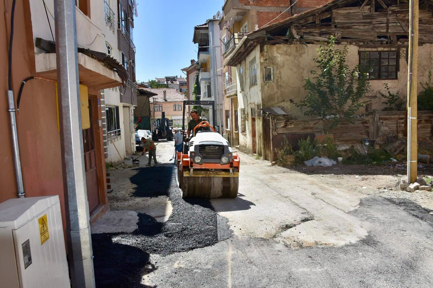 Altyapı kazılarından zarar gören asfalt yollarda onarım — fotoğraf 7