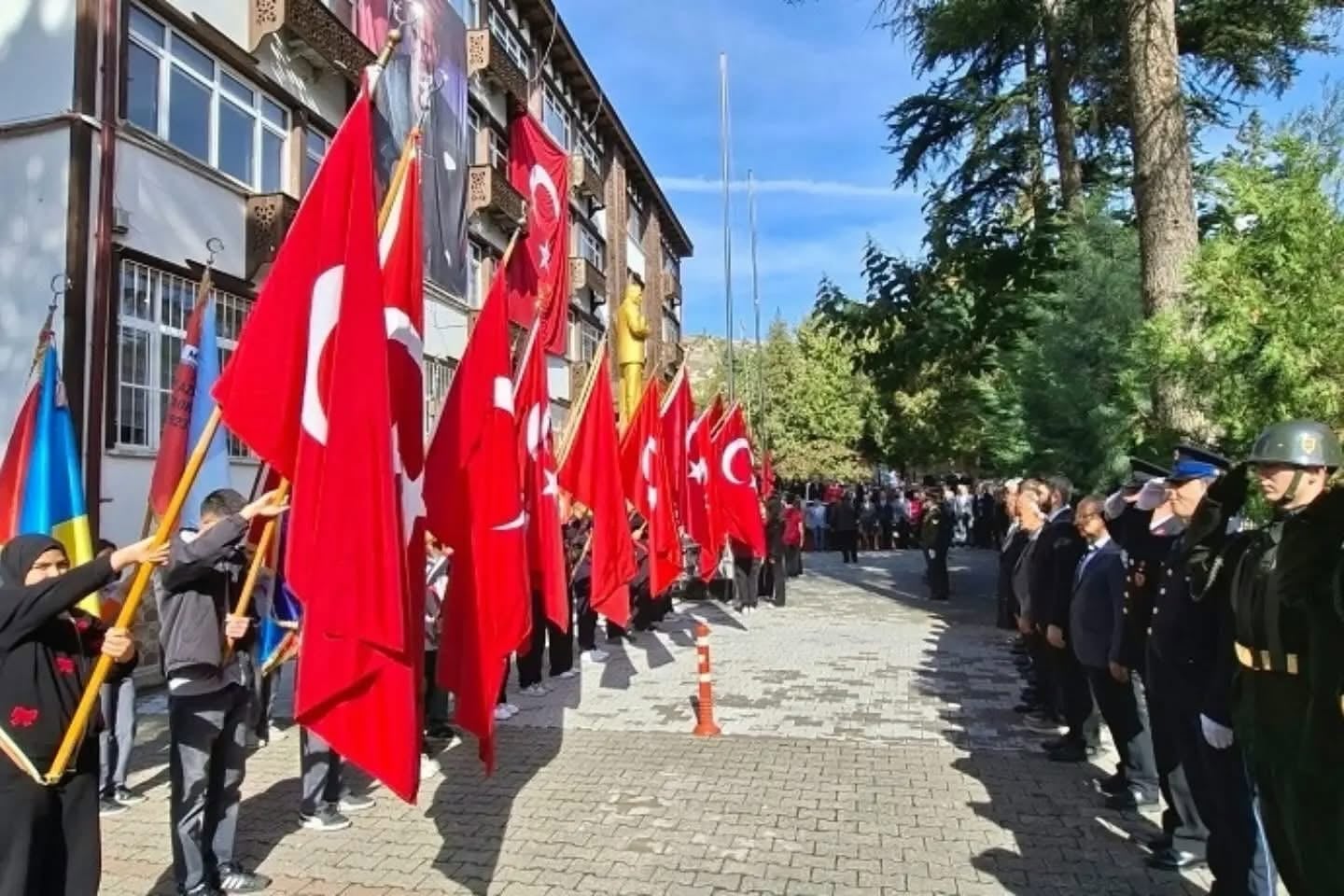 29 ekim cumhuriyet bayramı kutlamaları çelenk sunma töreniyle başladı — fotoğraf 10