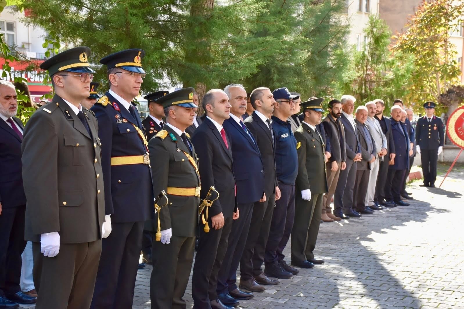 29 ekim cumhuriyet bayramı kutlamaları çelenk sunma töreniyle başladı — fotoğraf 4