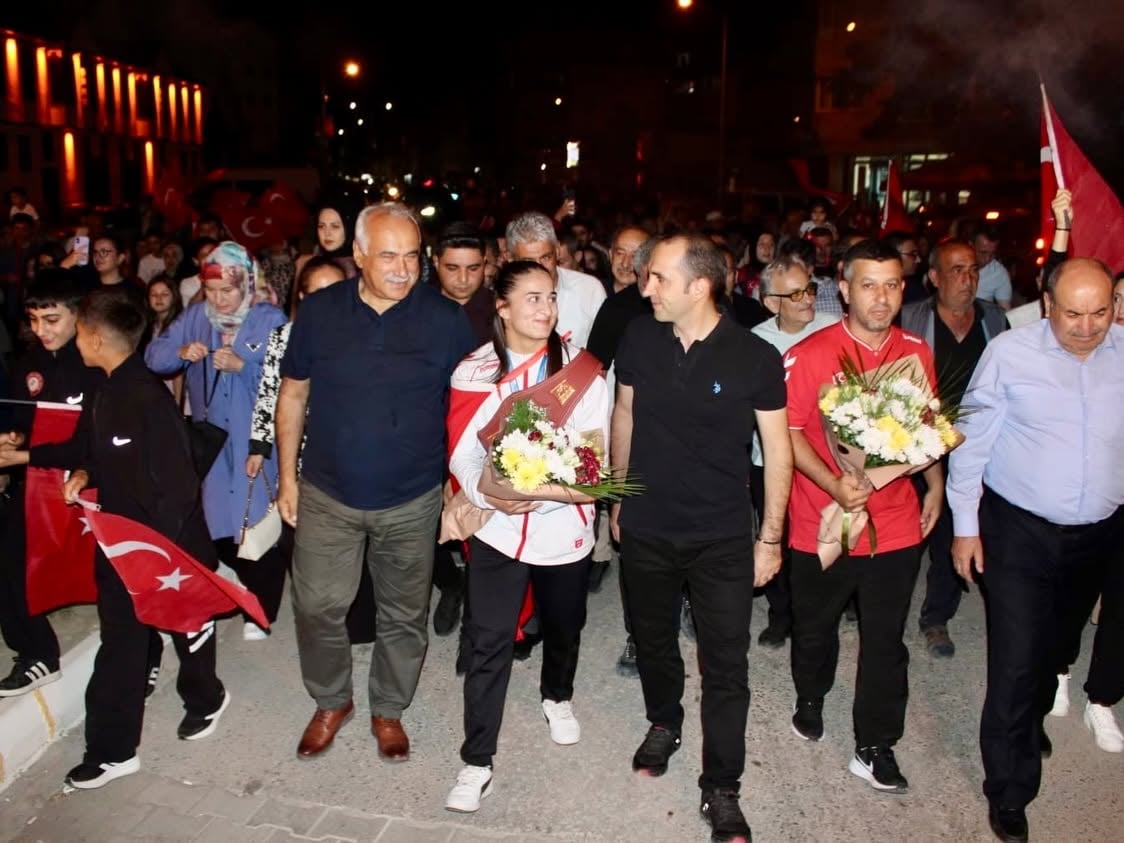 Dünya şampiyonu güreşçi Özdenur Özmez İskilip'te törenle karşılandı — fotoğraf 2