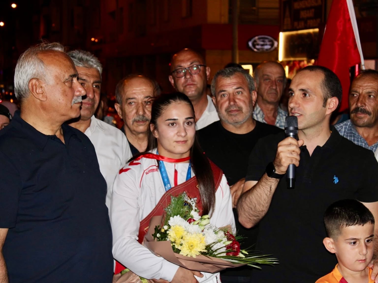 Dünya şampiyonu güreşçi Özdenur Özmez İskilip'te törenle karşılandı — fotoğraf 6