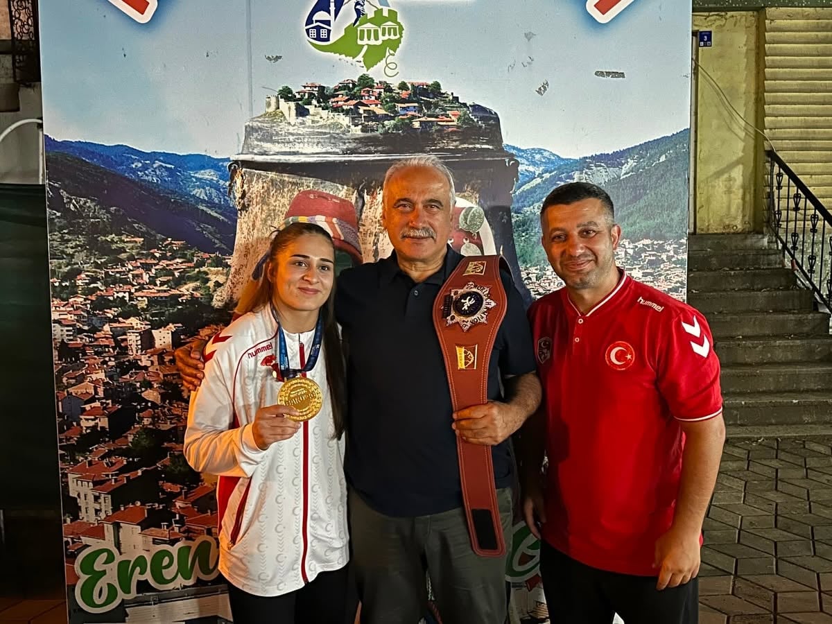 Dünya şampiyonu güreşçi Özdenur Özmez İskilip'te törenle karşılandı — fotoğraf 7