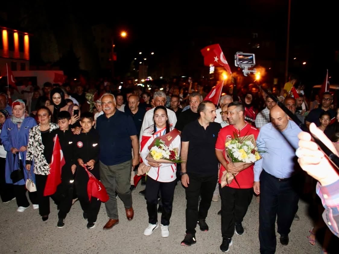 Dünya şampiyonu güreşçi Özdenur Özmez İskilip'te törenle karşılandı — fotoğraf 8