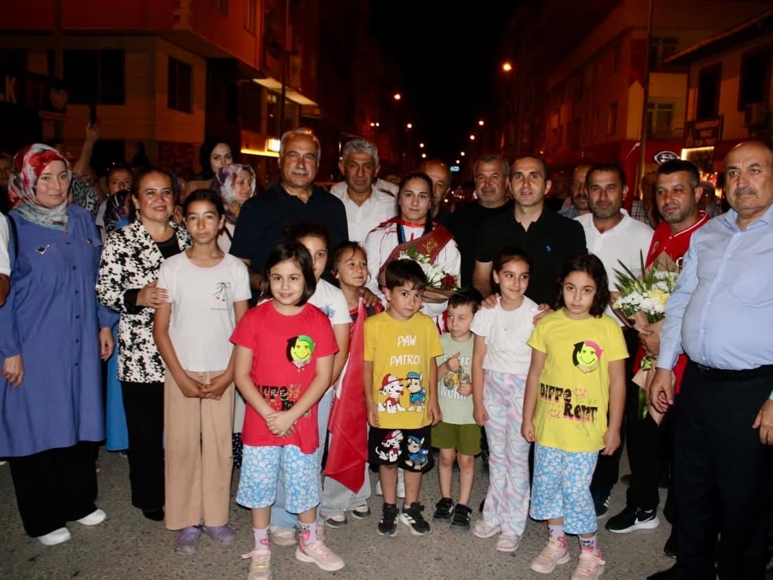 Dünya şampiyonu güreşçi Özdenur Özmez İskilip'te törenle karşılandı — fotoğraf 10