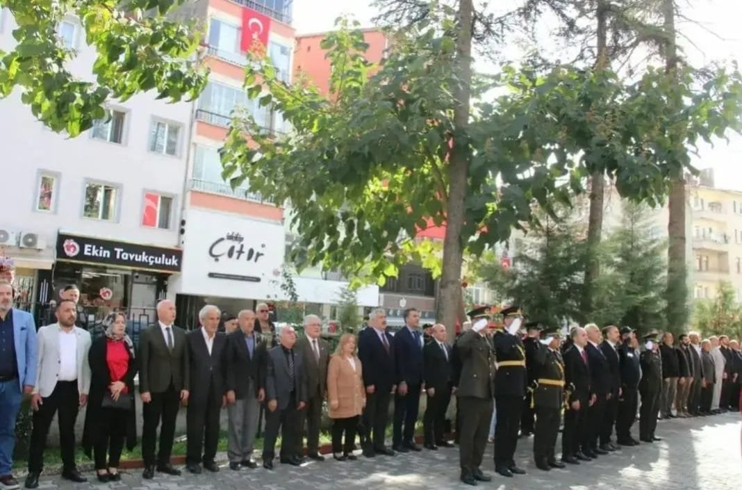 29 Ekim Cumhuriyet Bayramı Çelenk Sunma Töreni Gerçekleştirildi — fotoğraf 2