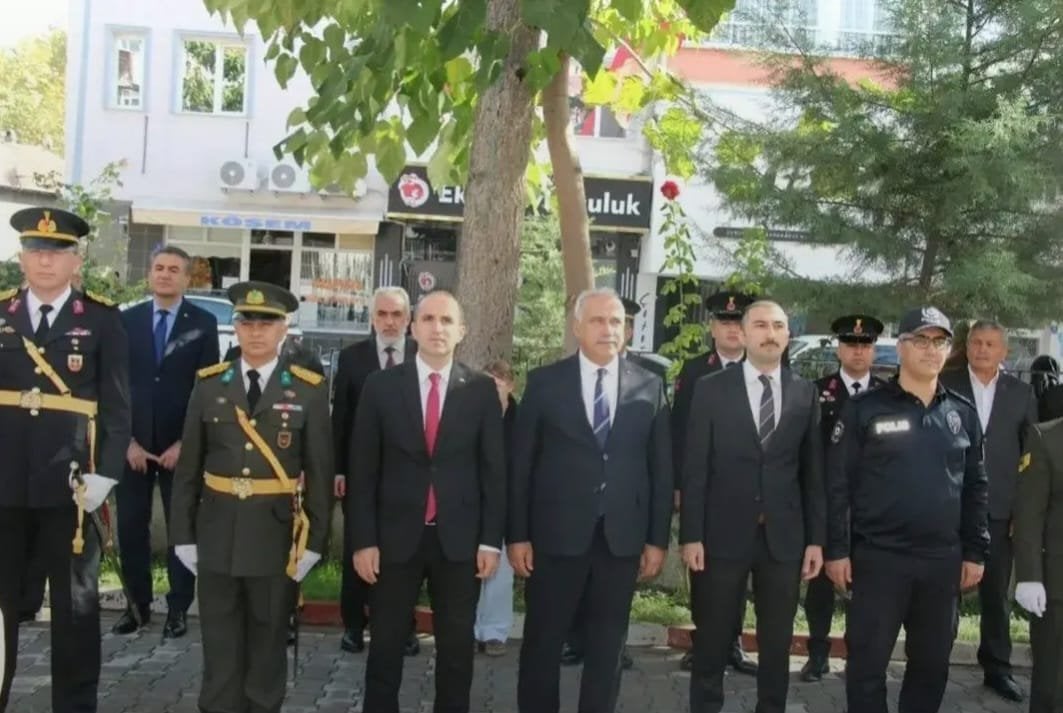 29 Ekim Cumhuriyet Bayramı Çelenk Sunma Töreni Gerçekleştirildi — fotoğraf 3