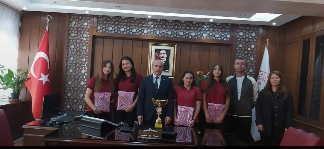 İl Birincisi Genç Kızlar Dart Takımından İlçe Milli Eğitim Müdürü Süleyman GÖKOĞLU'na Ziyaret — fotoğraf 2