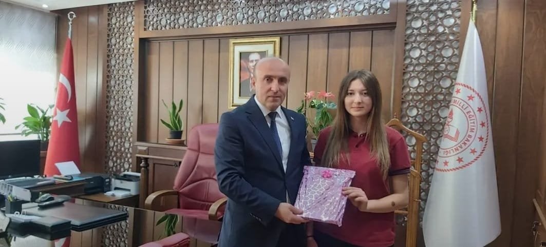 İl Birincisi Genç Kızlar Dart Takımından İlçe Milli Eğitim Müdürü Süleyman GÖKOĞLU'na Ziyaret — fotoğraf 3