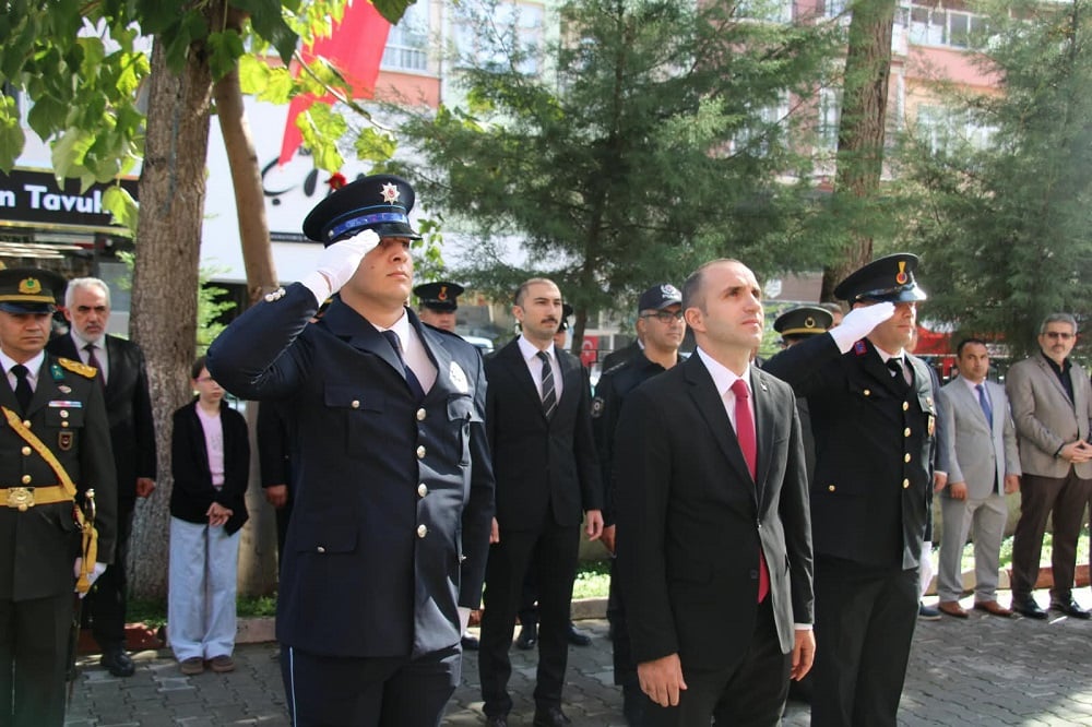 29 Ekim Cumhuriyet Bayramı Kutlama Programı kapsamında Çelenk Sunma Töreni Düzenlendi — fotoğraf 3