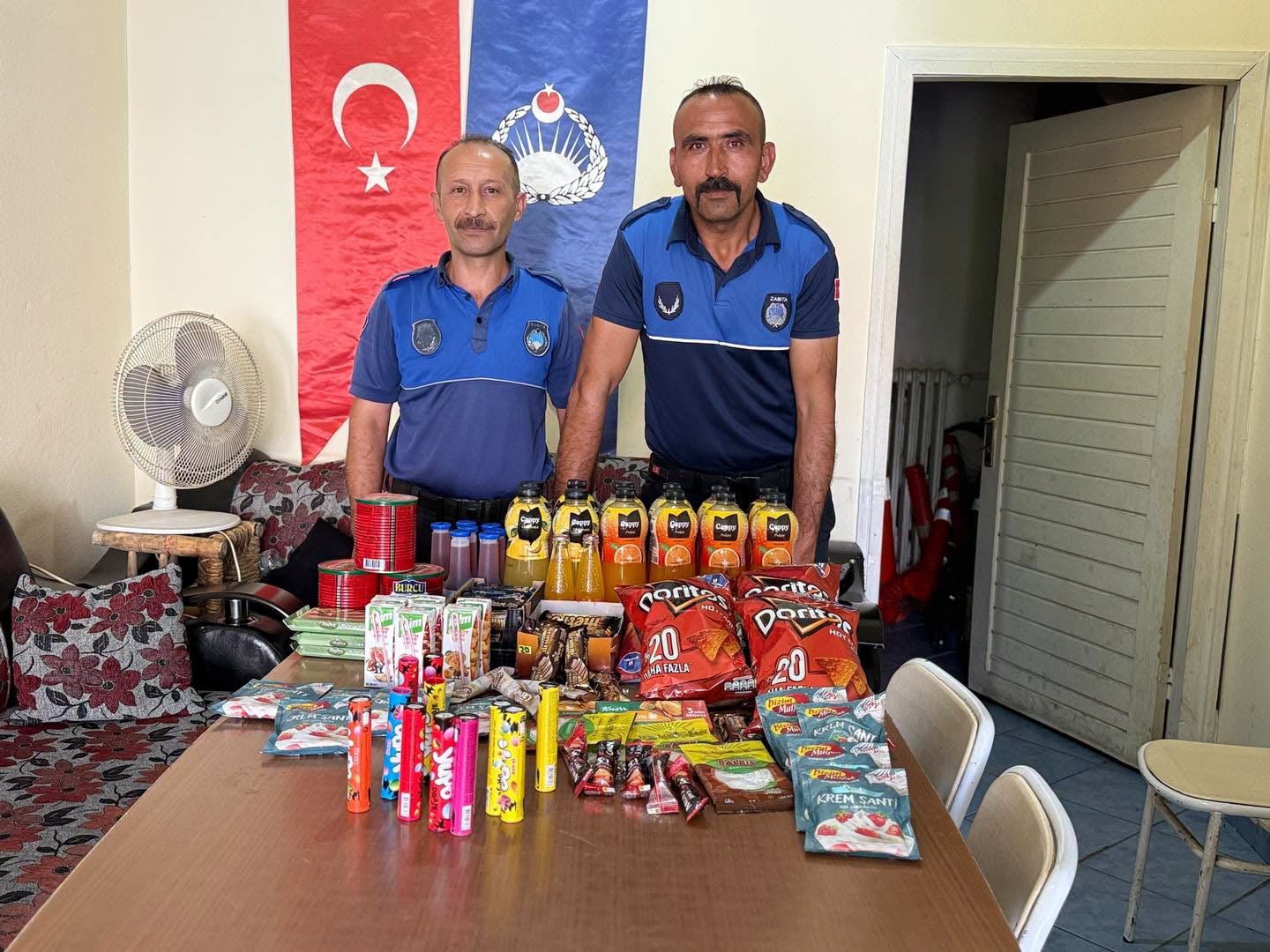 Zabıta okul çevresindeki marketleri denetledi: tarihi geçmiş ürünler raflardan kaldırıldı — fotoğraf 2