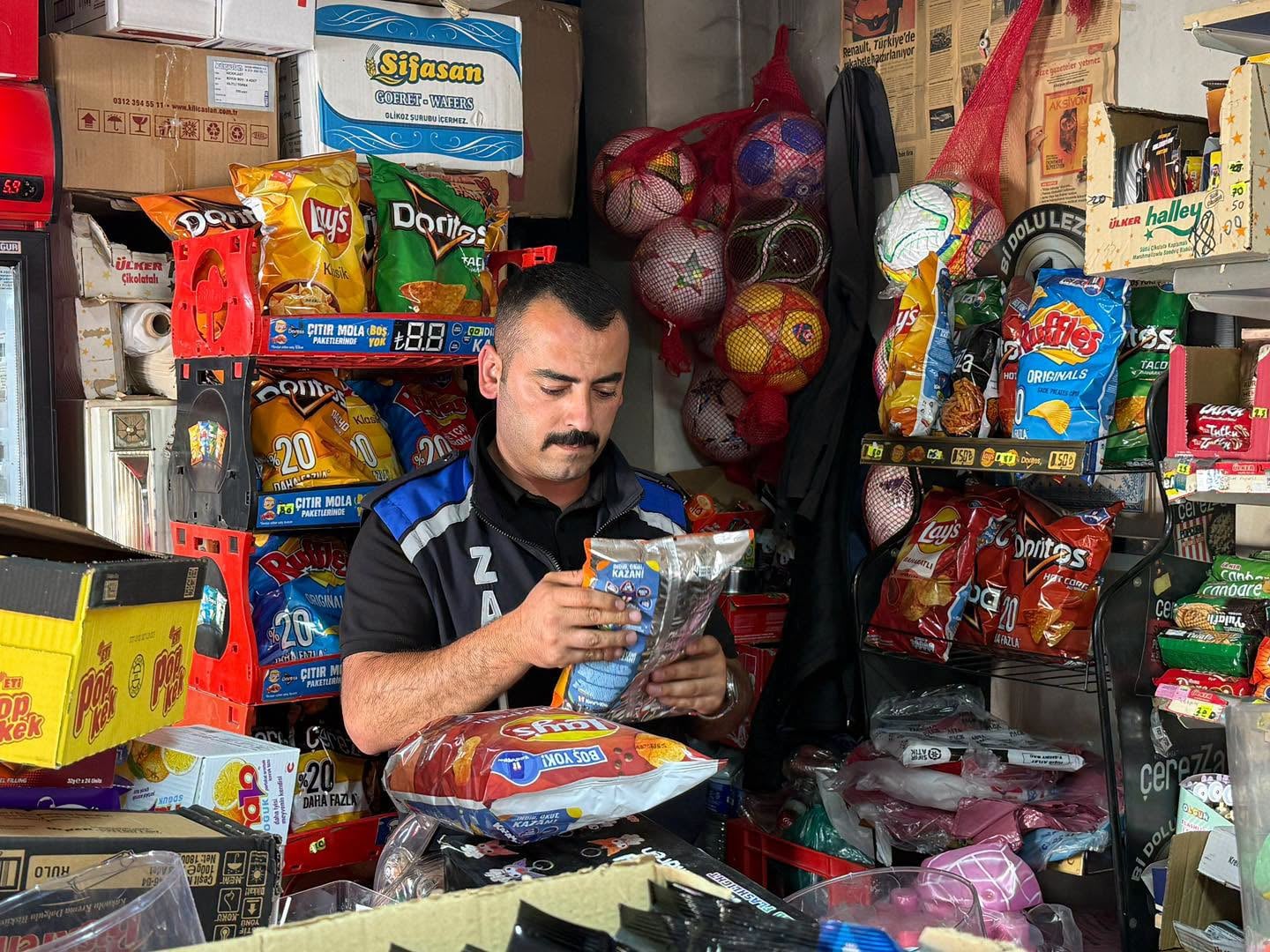 Zabıta okul çevresindeki marketleri denetledi: tarihi geçmiş ürünler raflardan kaldırıldı — fotoğraf 4