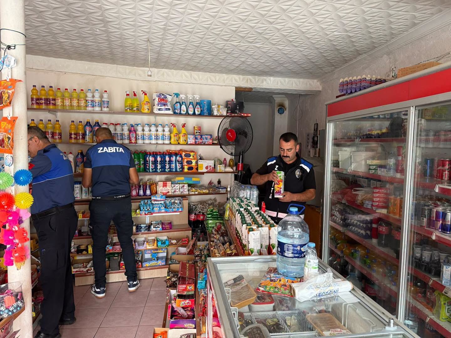 Zabıta okul çevresindeki marketleri denetledi: tarihi geçmiş ürünler raflardan kaldırıldı — fotoğraf 5
