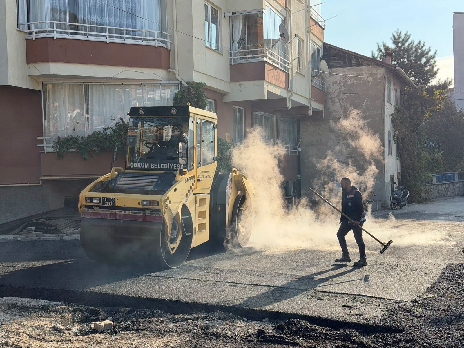 İskilip'te yollar yenilendi: yaklaşık 2 bin ton sıcak asfalt serildi — fotoğraf 10