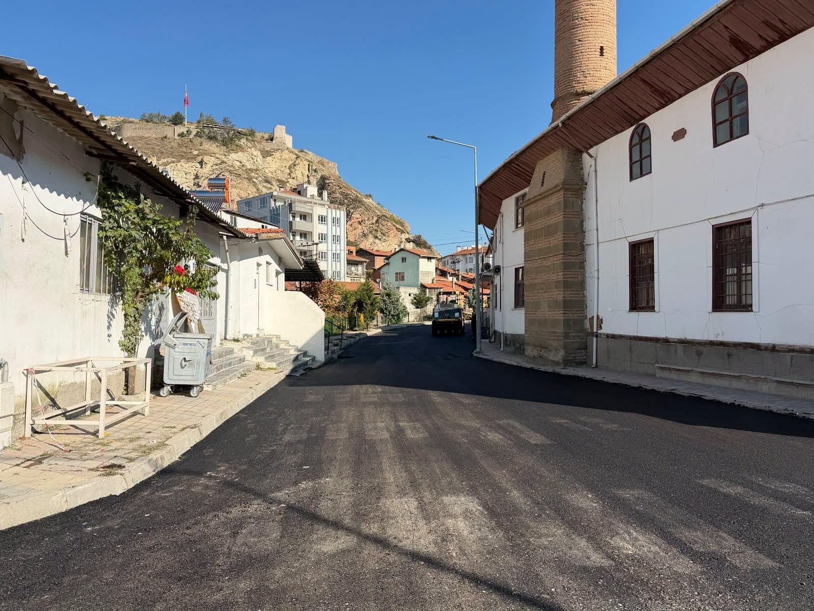 İskilip'te yollar yenilendi: yaklaşık 2 bin ton sıcak asfalt serildi — fotoğraf 11