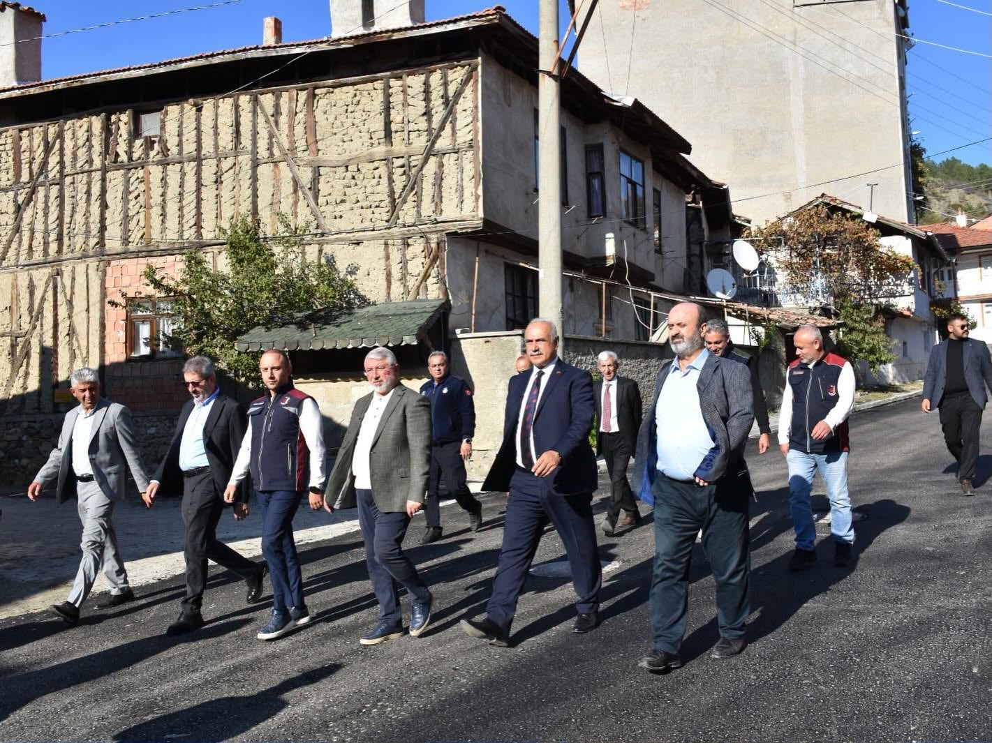 İskilip'te yollar yenilendi: yaklaşık 2 bin ton sıcak asfalt serildi — fotoğraf 5