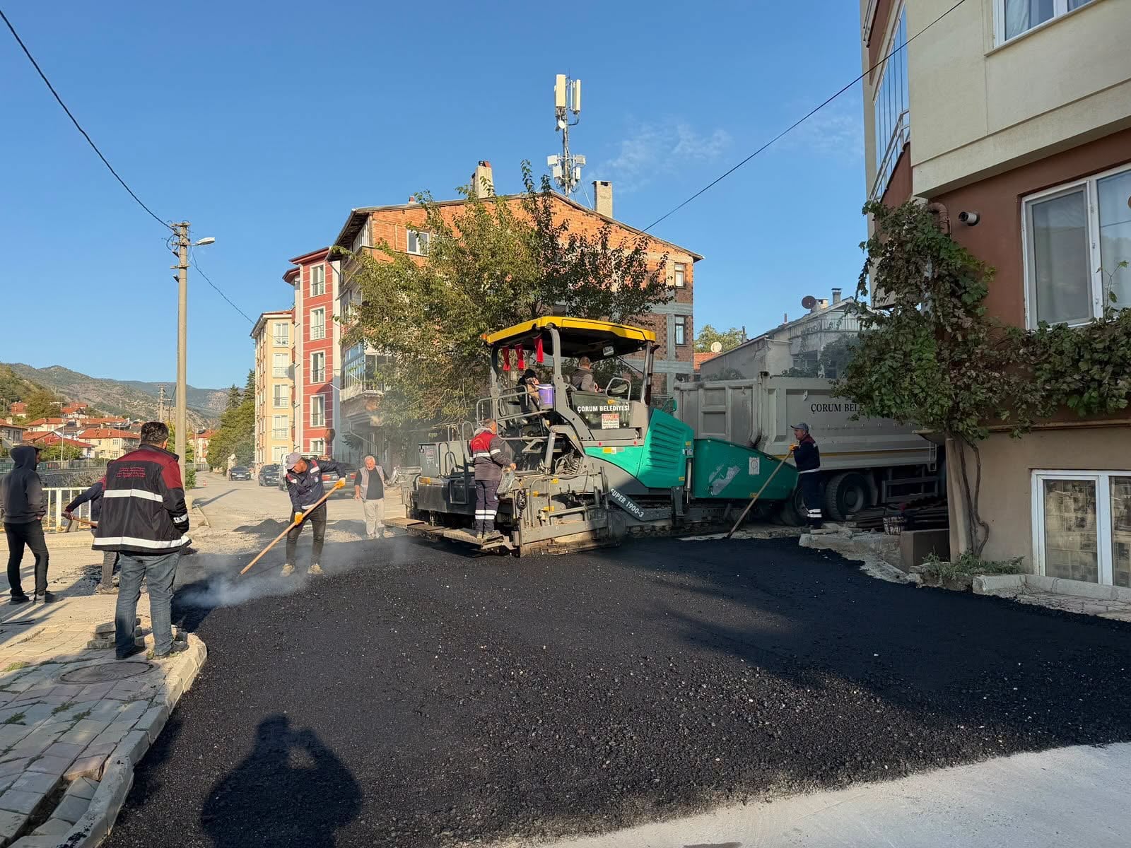 İskilip'te yollar yenilendi: yaklaşık 2 bin ton sıcak asfalt serildi — fotoğraf 6