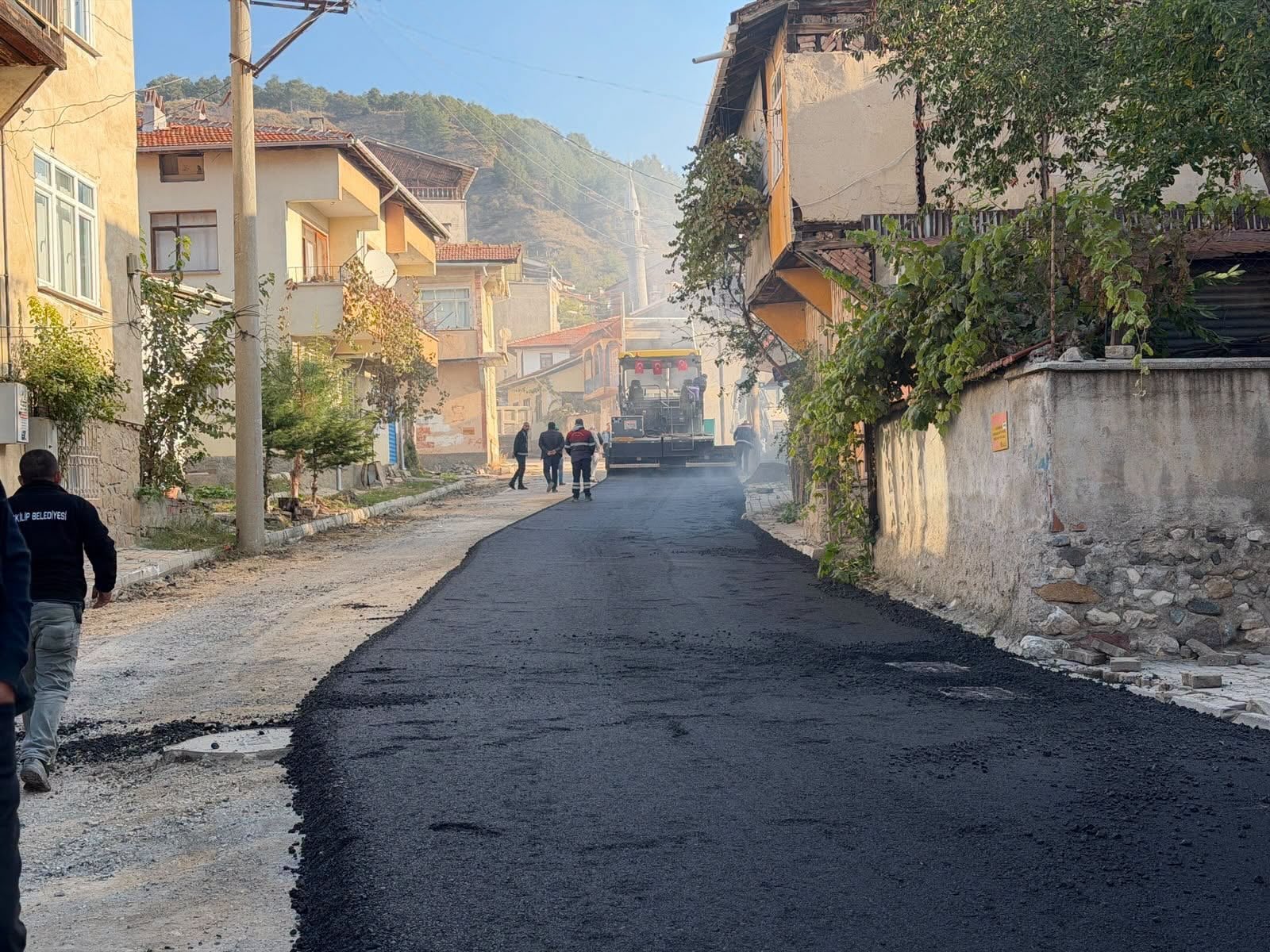 İskilip'te yollar yenilendi: yaklaşık 2 bin ton sıcak asfalt serildi — fotoğraf 7