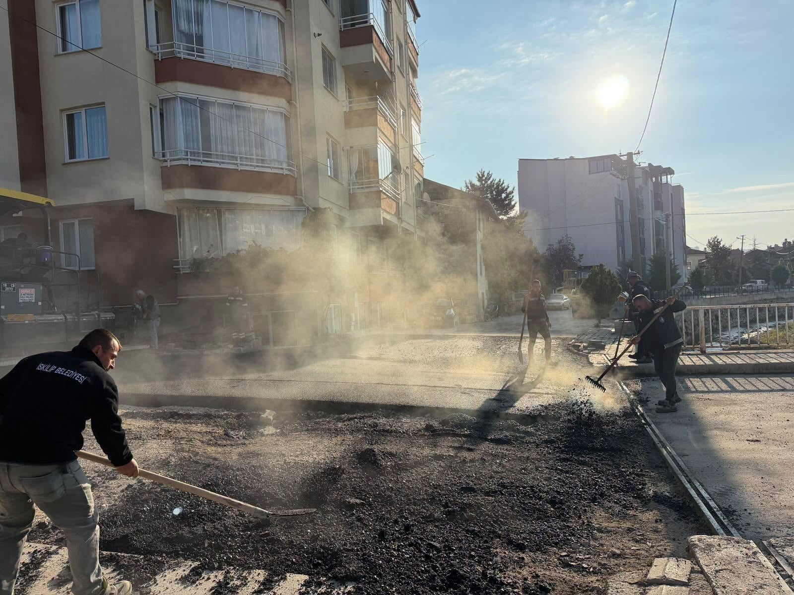 İskilip'te yollar yenilendi: yaklaşık 2 bin ton sıcak asfalt serildi — fotoğraf 8